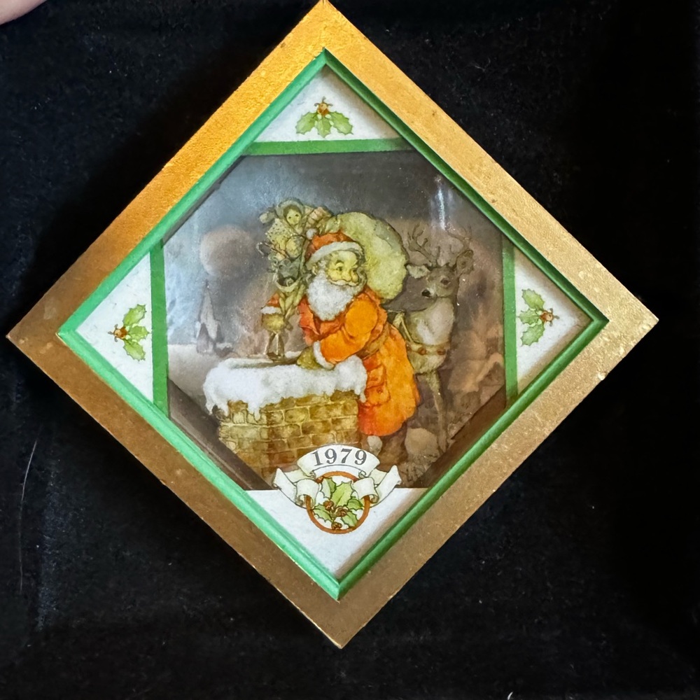 1979 Vintage Hallmark Santa Shadowbox Tree Trimmer Christmas Surprise Ornament